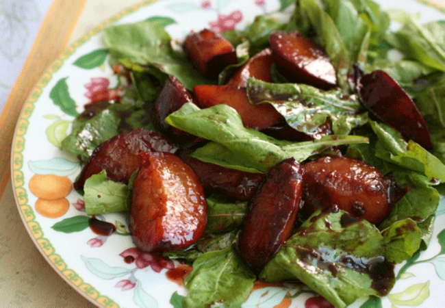 salada de rúcula e ameixa