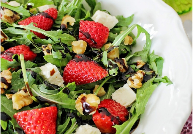 salada de rúcula e morango