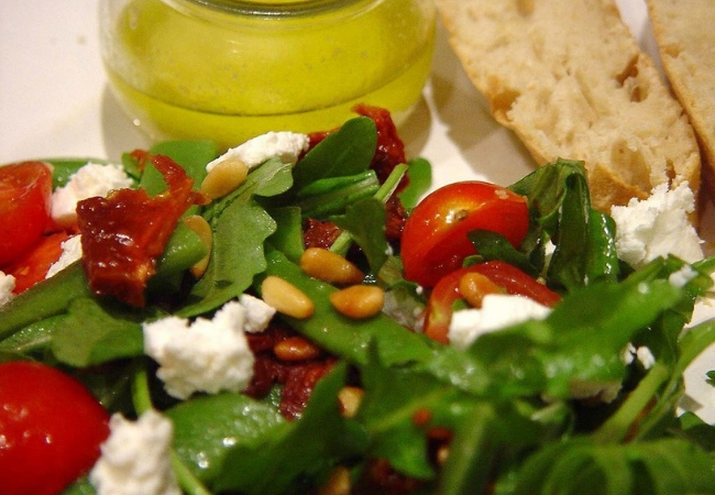 salada de rúcula e queijo de cabra