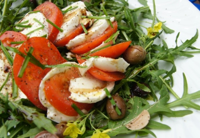 salada de rúcula com queijo