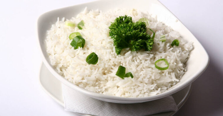 salvar arroz empapado com pano de prato