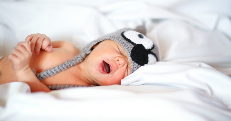 senhor tricota gorrinhos para bebÊs prematuros