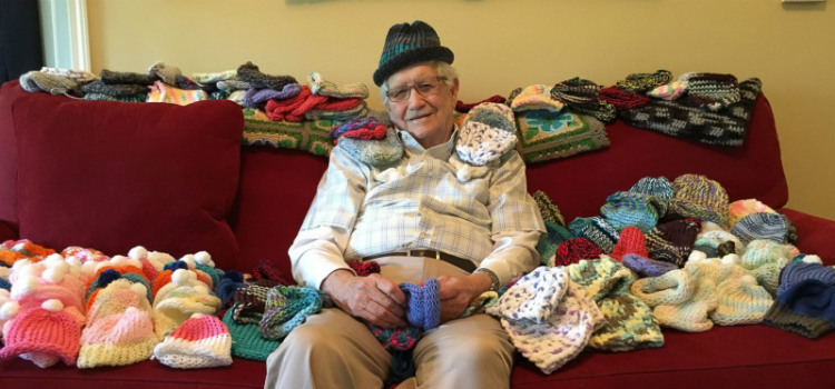 senhor tricota gorrinhos para bebês prematuros nos EUA