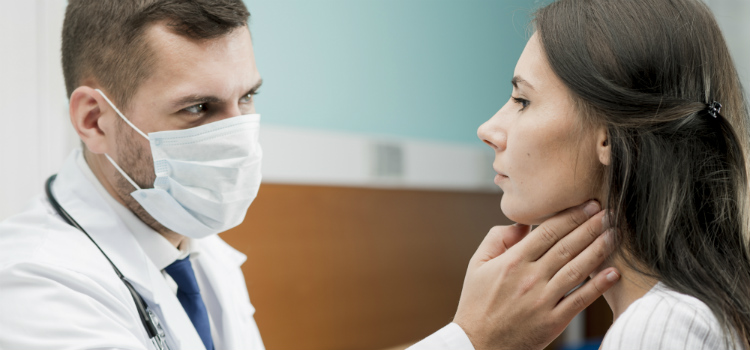 sensação de bolo na garganta o que pode ser