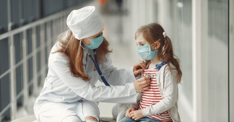sintomas estomacais de covid em crianças