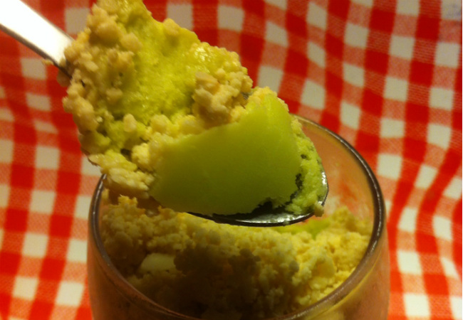 sorvete de abacate com amêndoas