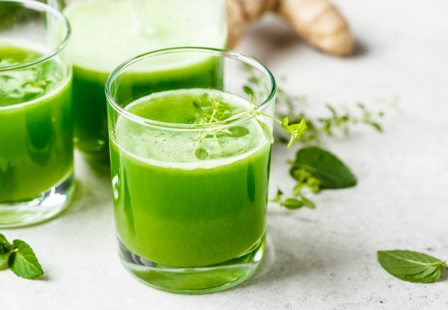 suco verde com cenoura salsinha e maça