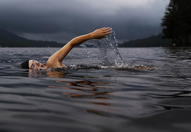 tamanho dos seios afeta a pratica de exercicios natacao