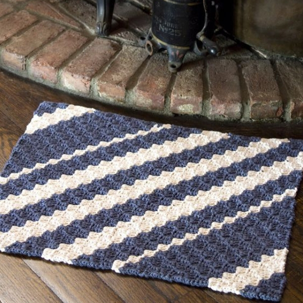 modelo tapete de crochê quadrado azul