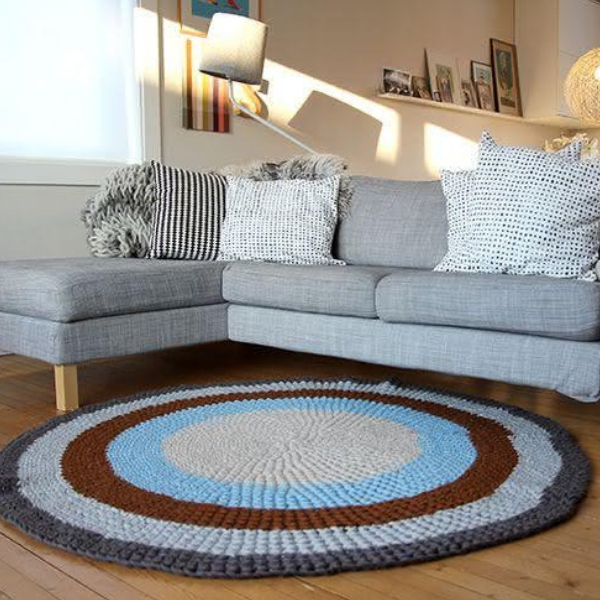 modelo tapete de crochê sala azul marrom