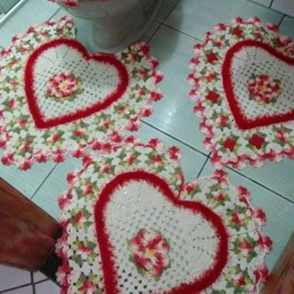 modelo tapete de crochê banheiro coração
