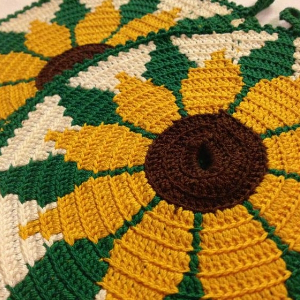 modelo tapete de crochê flor amarela