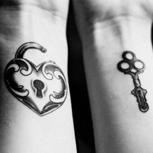 tatuagens para mãe e filha chave e cadeado