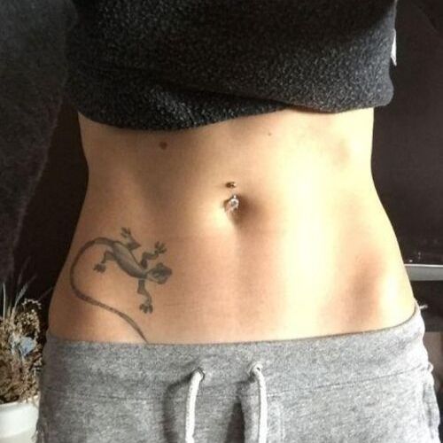 modelo tatuagem em cicatriz lagarto