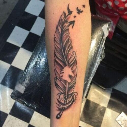 modelo tatuagem em cicatriz pena