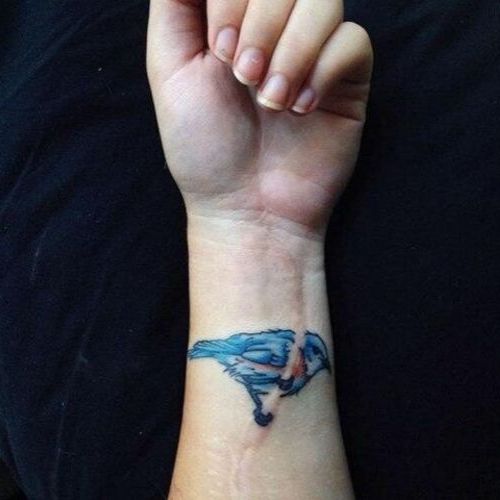 modelo tatuagem em cicatriz pássaro