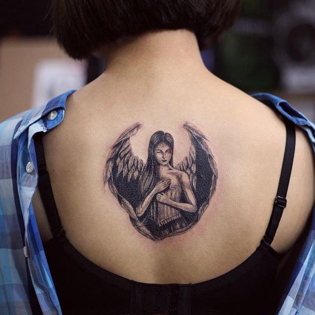 modelo tatuagens femininas nas costas anjo