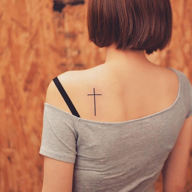modelo tatuagens femininas nas costas cruz