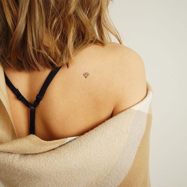 modelo tatuagens femininas nas costas diamante