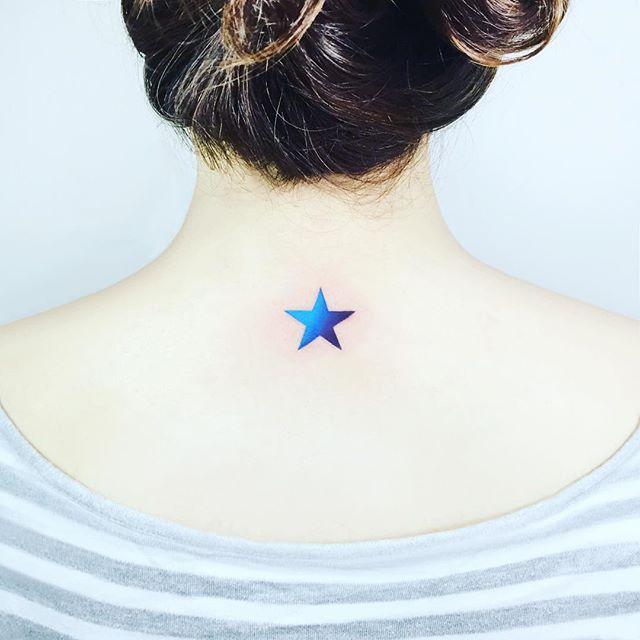 modelo tatuagens femininas nas costas estrela