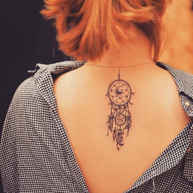 tatuagens femininas nas costas filtro dos sonhos