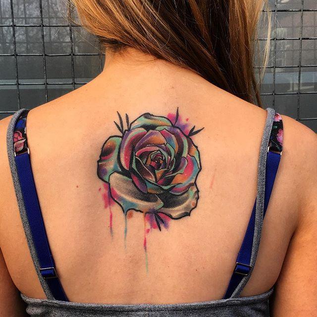 modelo tatuagens femininas nas costas flor artística