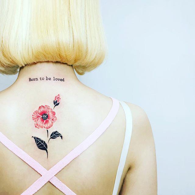 modelo tatuagens femininas nas costas flor