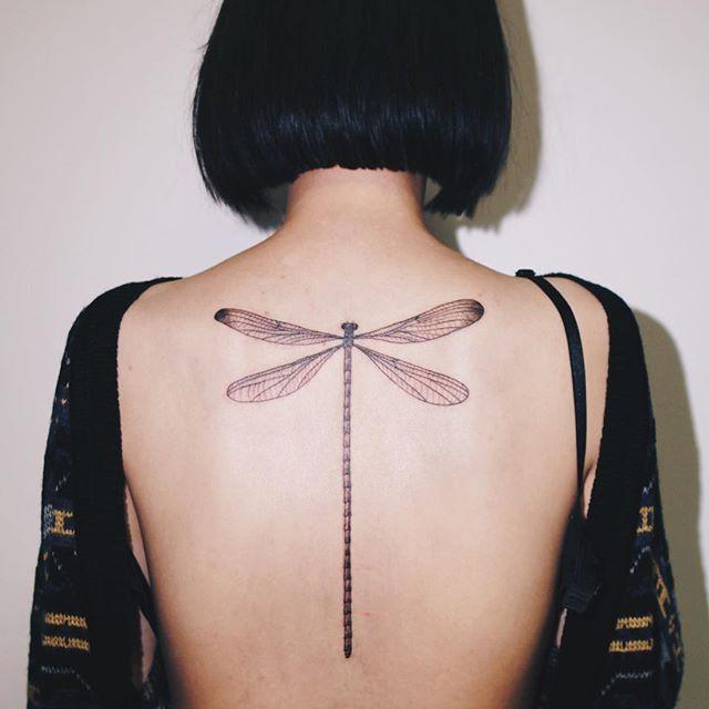 modelo tatuagens femininas nas costas libélula
