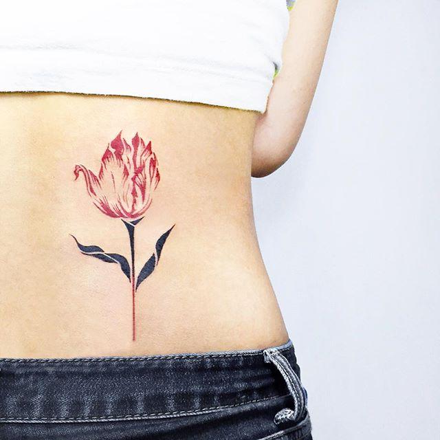 modelo tatuagens femininas nas costas lombar lateral