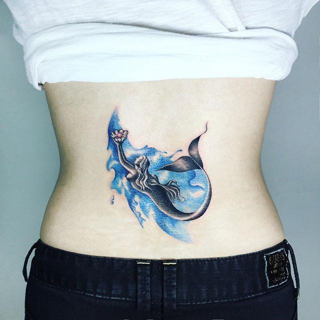 modelo tatuagens femininas nas costas lombar