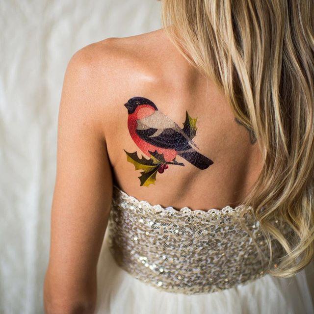 modelo tatuagens femininas nas costas pássaro