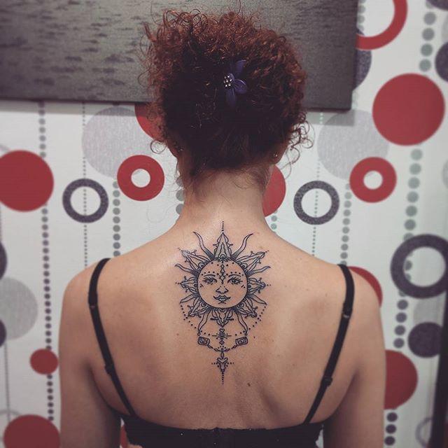 modelo tatuagens femininas nas costas sol