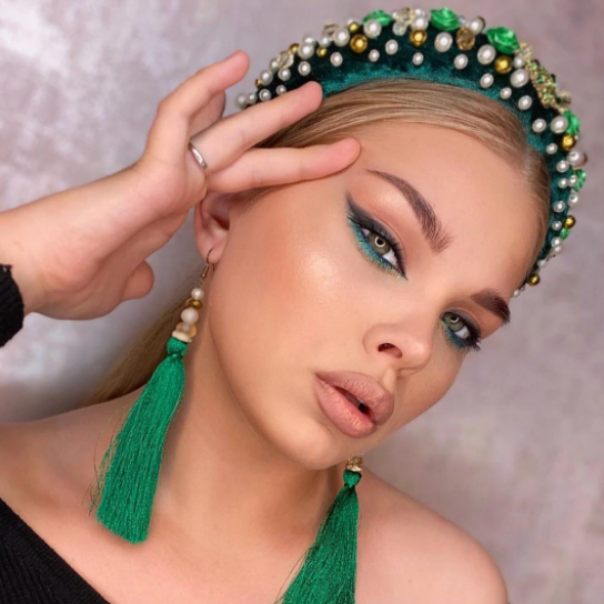 tiara de crochê com pedras