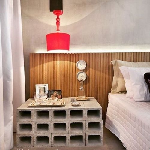 decoração de quarto simples tijolos de cimento como mesinha