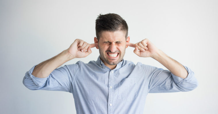 tirar cera do ouvido