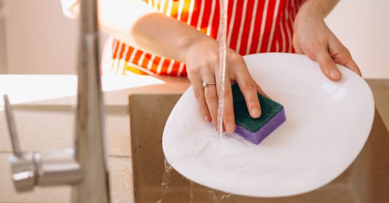 tirar cheiro de ovo dos utensílios