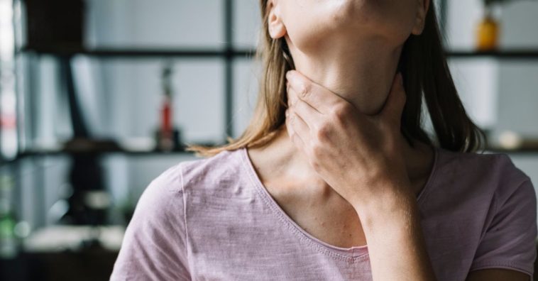 espinha de peixe na garganta