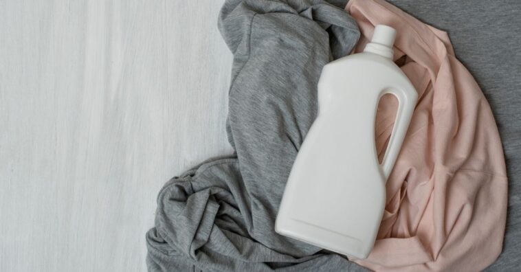 tirar mancha de água sanitária