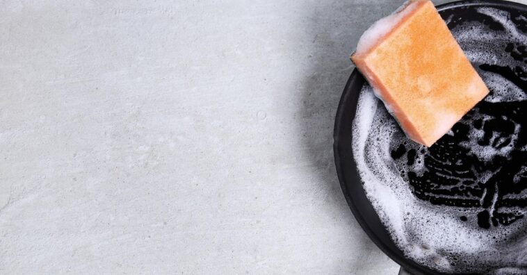 tirar manchas difíceis de panelas