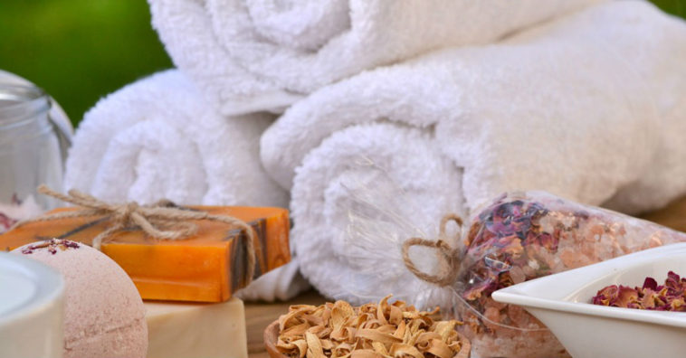 tirar mofo da toalha de banho