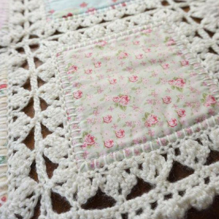 toalha crochê com artesanato em tecido