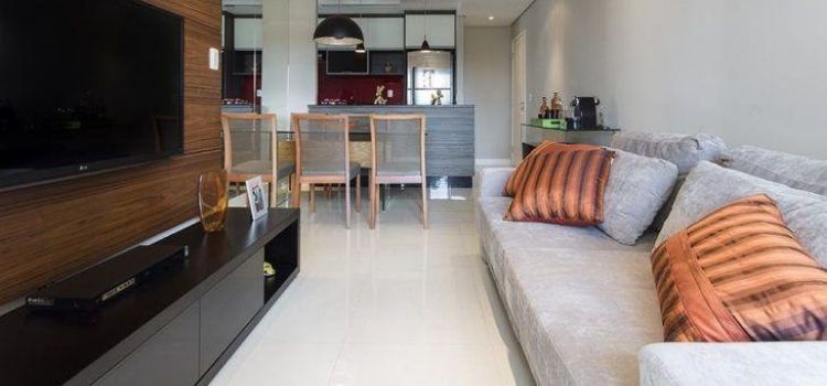 sala de tons neutros metalizados