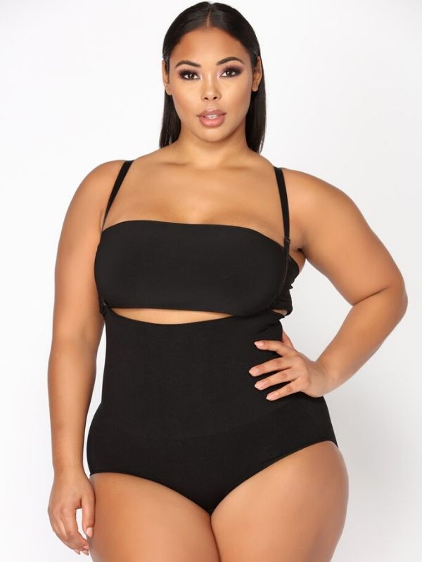 modelo top e calcinha alta com alça