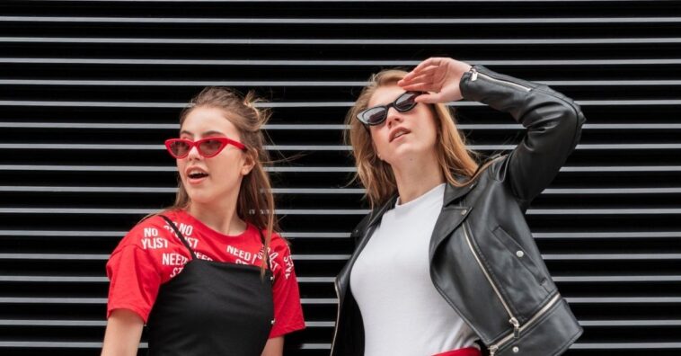 top por cima da blusa