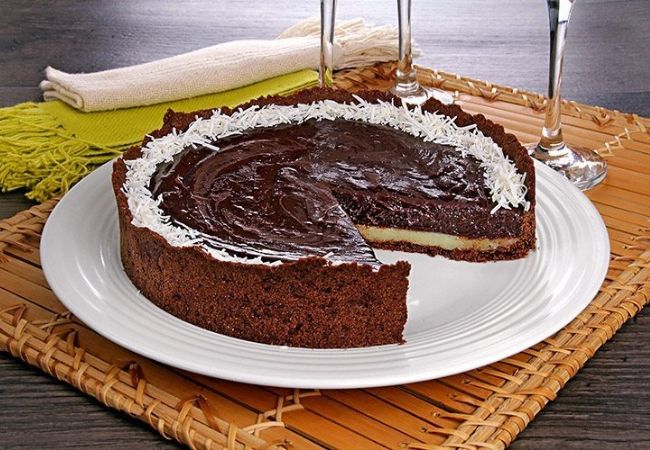 torta de chocolate com coco e bolacha