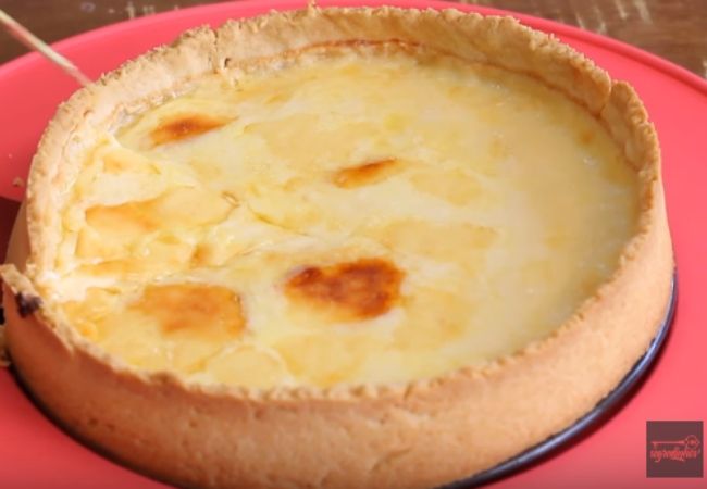 torta de queijo cremosa redonda