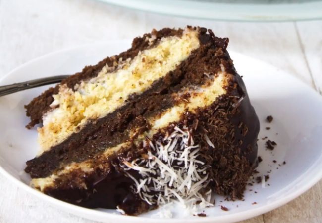 torta de chocolate com coco recheada