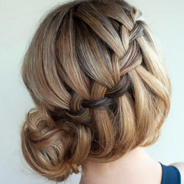 modelo tranças coque lateral