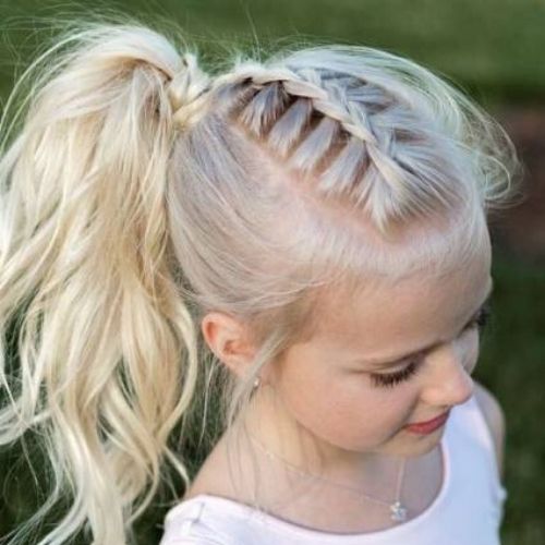 cabelo com trança embutida e rabo de cavalo