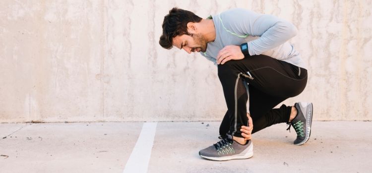 como tratar dor na sola do pé